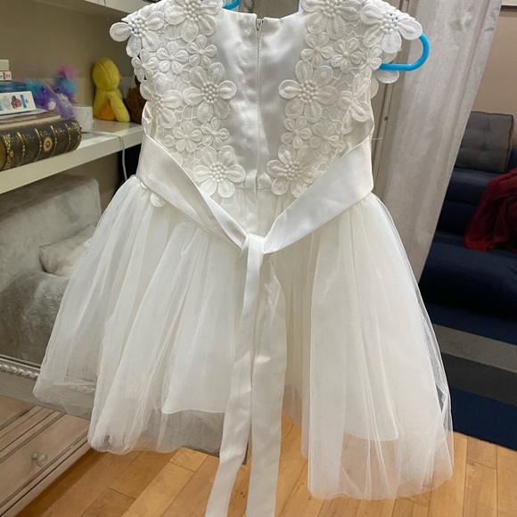 Adorable white embroidered and toole dress - Picture 3 of 4